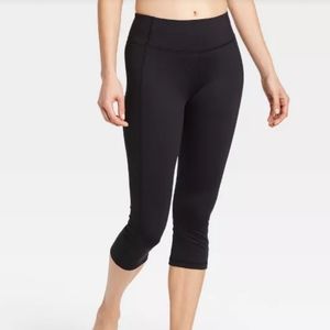 Mid rise capri leggings